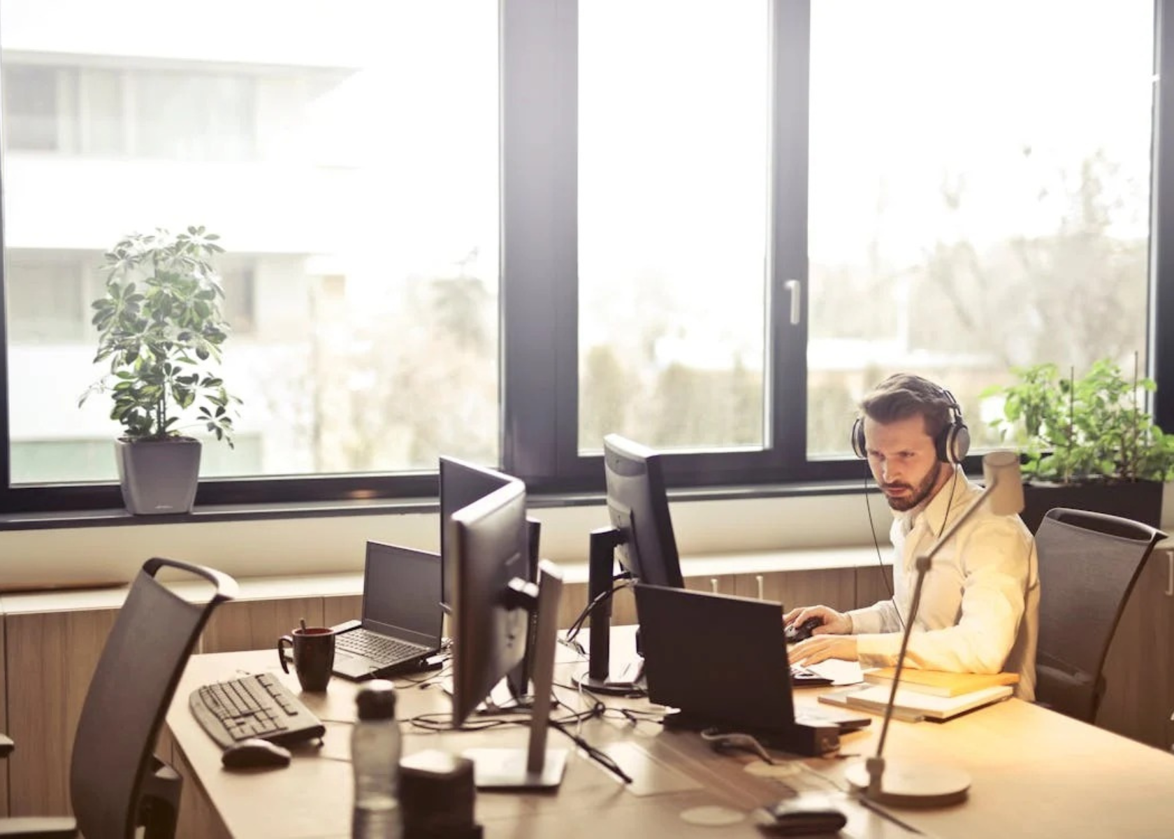 Building a Seamless Customer Journey: The Omnichannel Contact Center Playbook